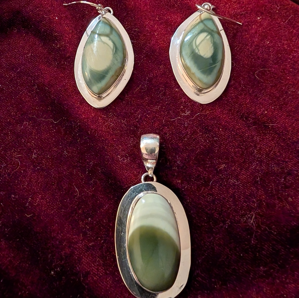 One Of A Kind Roz Menton Green Agate Earring And Pendent Set